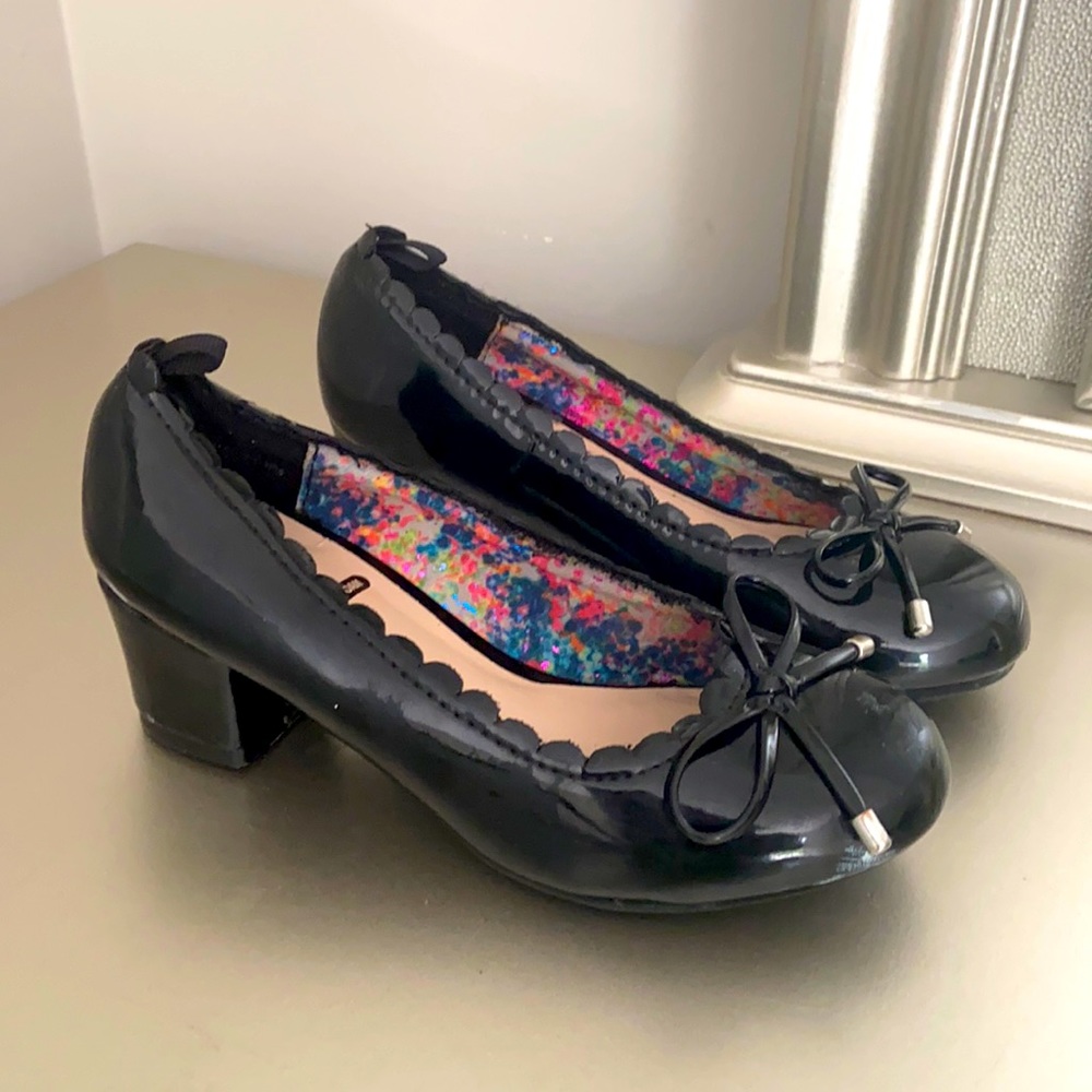 Black shinny heels with a bow in front